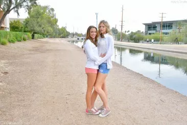 Сиськи и попки шаловливых Marry Lynn Scarlet FTV - обнаженные на улице