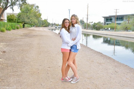 Сиськи и попки шаловливых Marry Lynn Scarlet FTV - обнаженные на улице