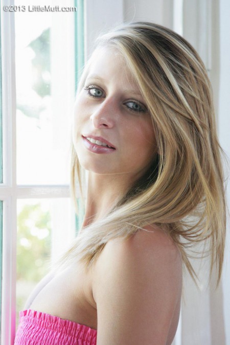 Блондиночка-подросток со стройным, горячим телом Lauren Clare раздевается и ласкает тело и киску