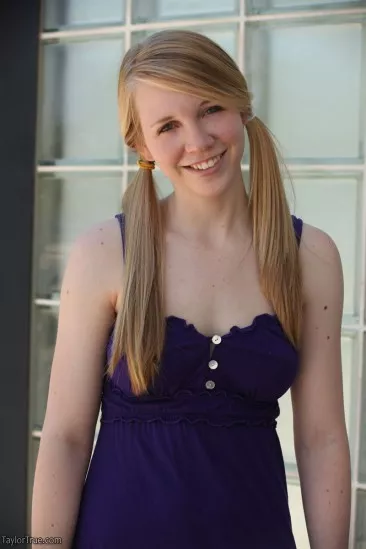 Милая блондинка Taylor True показывает свои классные подростковые формы на природе