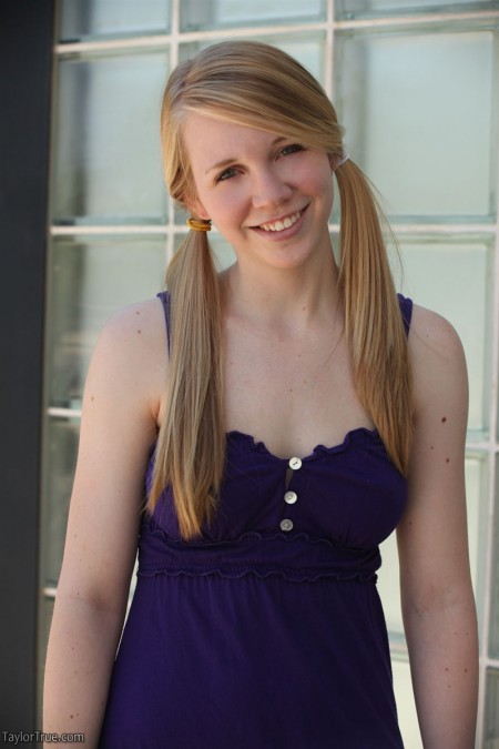 Милая блондинка Taylor True показывает свои классные подростковые формы на природе