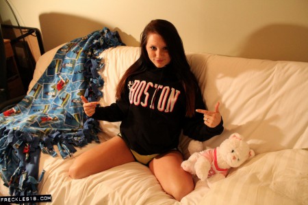 Горячая детка Freckles показывает киску и попку через просвечивающие трусики