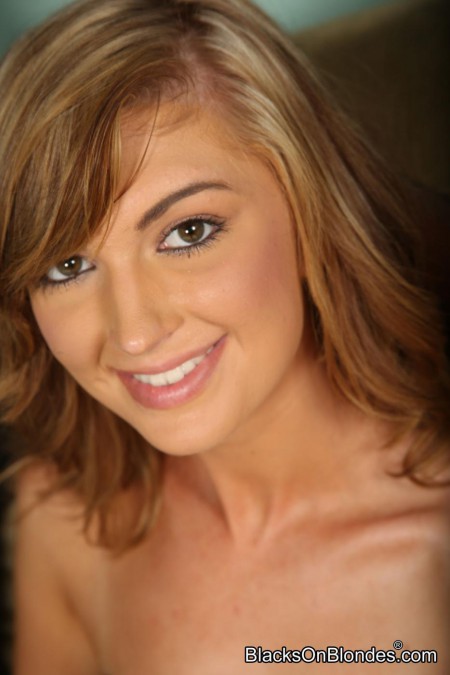 Прекрасная юная Alana Rains отсасывает огроменный черный хуй и затем принимает его анально