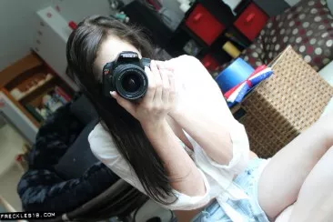 Freckles расстегивает шортики и показывает свои шикарные натуральные сиськи