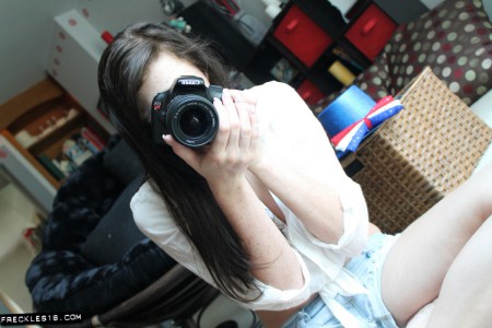 Freckles расстегивает шортики и показывает свои шикарные натуральные сиськи