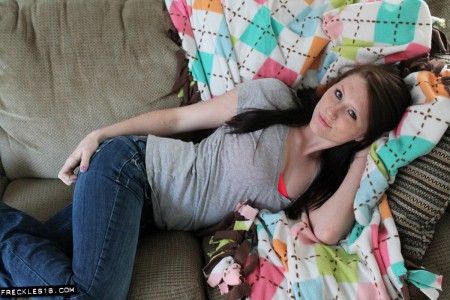 Невероятная брюнетка Freckles снимает узкие джинсы и дразнит классной грудью