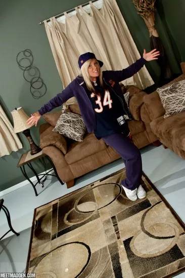 Фантастическая спортивная детка Meet Madden снимает свою толстовку и спортивные штаны, дразня в белье