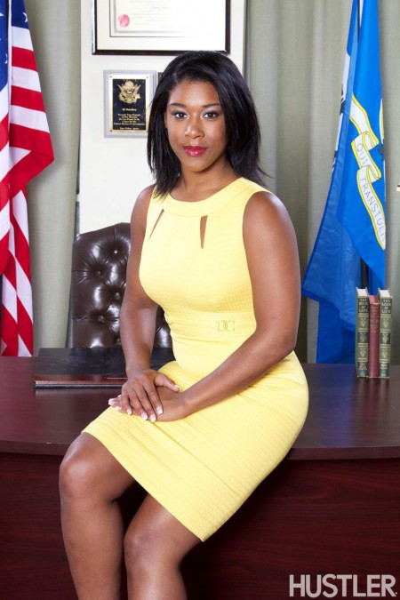 Невероятная негритянка с сексуальными изгибами Megan Vaughn позирует в овальном кабинете и обнажается