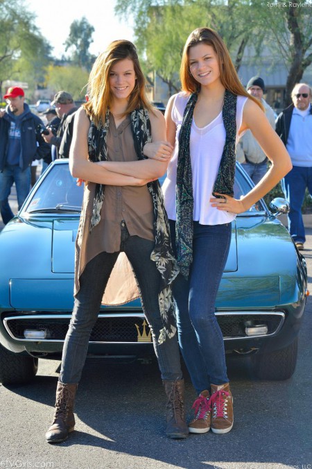 Возбуждающая фотосессия на улице с извращенками Raylene FTV и Raylene FTV, снимающими штаны