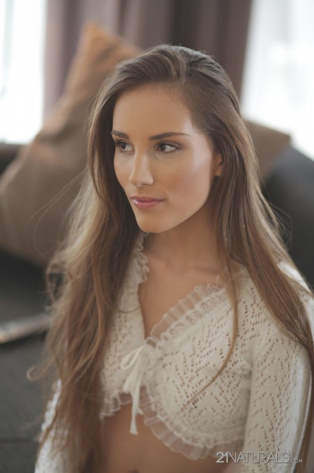 Высокая малышка Tina Blade наслаждается послеобеденным сексом с парнем на диване