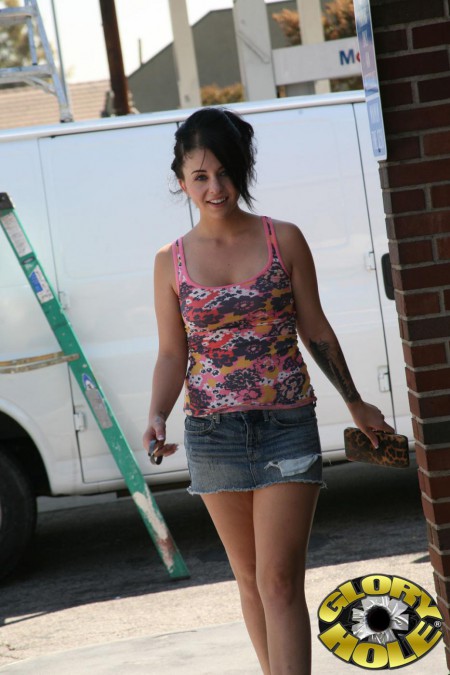 Дикая детка с бритой киской Madelyn Monroe трахается с черным членом и получает сперму в награду