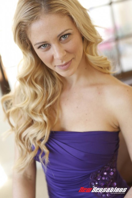 Настоящая мамочка-красотка Cherie DeVille извивается во время секса с твердым членом