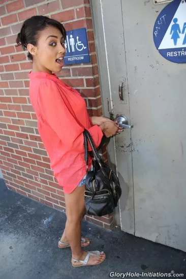 Шлюшка Cherry Hilson ласкает член и струи спермы льются в ее ротик