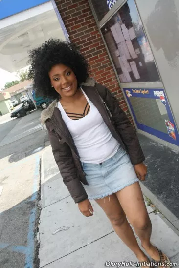 Черная красотка Daiquiri Divine сосет член через дыру в стене и вставляет его в свою киску