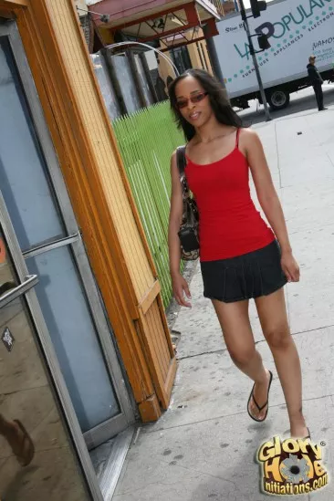 Черная красотка Nevaeh Keyz стоит  перед смотровым  окном и делает глубокий минет участнику