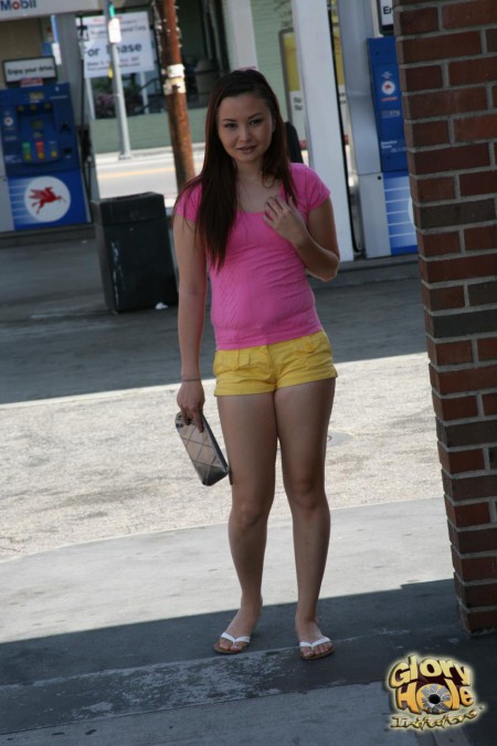 Хрупкая азиаточка Kita Zen трахается с членом из дырки