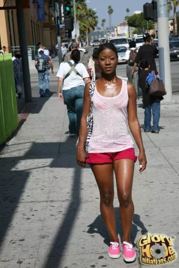 Настоящая черная девушка Lux Play страстно сосет член туалете с отверстием