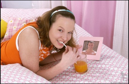 Игривая молоденькая шлюшка Joann трахается с сильным загорелым парнем в рот и в киску, а потом он кончает ей на лицо