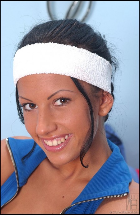 Улыбчивая Puma Black долбит свою дырочку секс-машиной