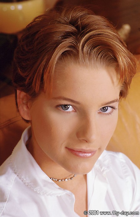 Клевая красная кукла Petra Short снимает свою кожаную юбочку и трусики, пихая пальчики между своими губками