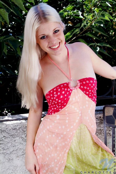 Сумасшедшая блондинка Charlotte Stokely срывает все покровы тайны со своих стойких грудей и стриженный киски