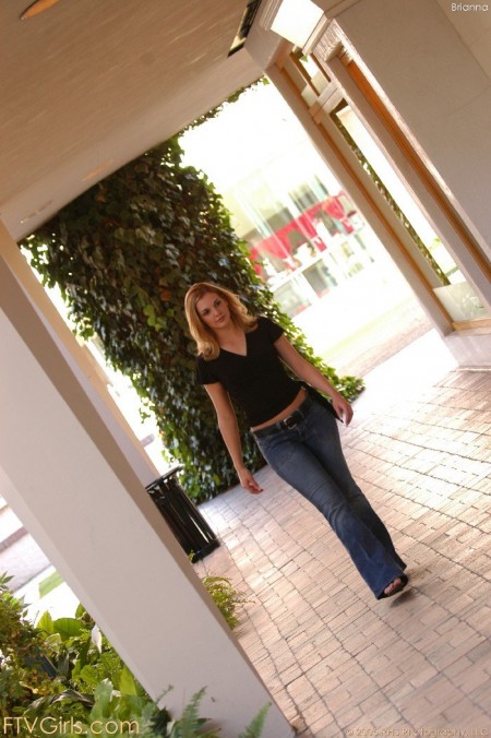 Игривая блондинка Brianna Love любит позировать рядом с машиной и стягивает джинсы с топом