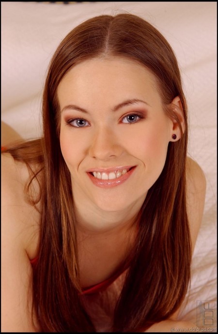 Красотка Tanya Pearl в оранжевом нижнем белье и полу-чулках показывает свою дырочку и трогает свою киску