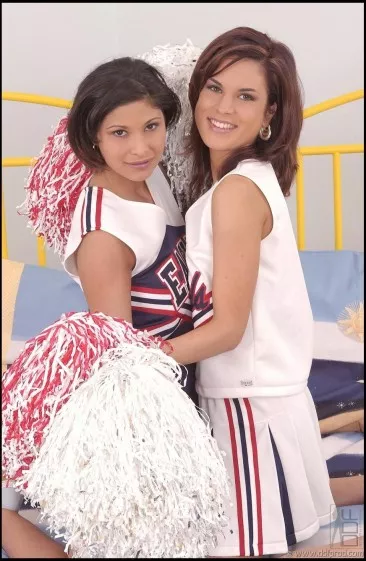 Вызывающая Tera Joy лижет и трахает киску бойкой чирлидерши Nelli Hunter