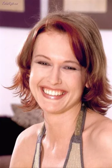 Стройная рыжая малышка Katerina W снимает колготки и трусики, а потом вставляет игрушку в свою киску