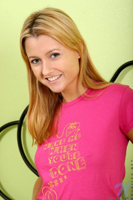 Милая девушка Ginger Lee развлекается на кровати