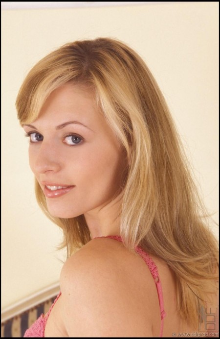 Милая блондинка в розовом белье Silvie Taylor глубоко заглатывает толстый член и дает ему трахнуть себя