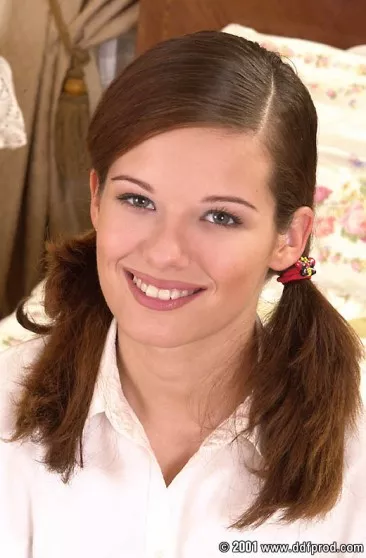 Брюнетка с хвостиками Sidny дрочит член ножками и ротиком перед вагинальным сексом