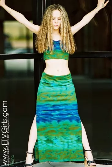 Кудрявая малышка без трусиков Fiona Luv задирает платье чтобы показать свою стриженную киску