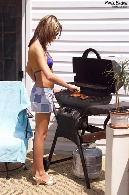 Знойная Paris Parker снимает бикини и сразу же начинает трахать себя