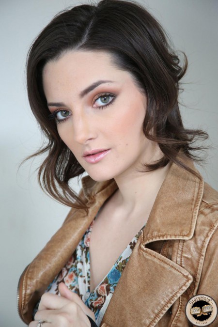 Tegan Mohr сосёт чёрный член