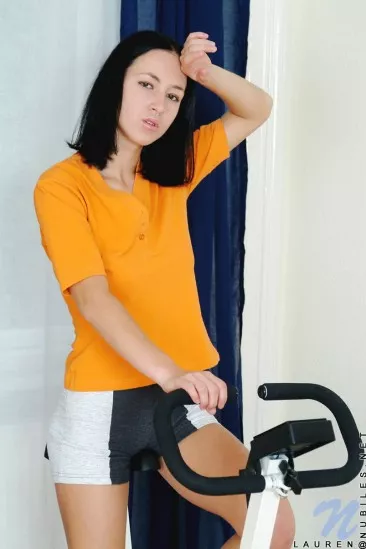 Afrodite Night спортивная девушка с татуировками застенчиво заигрывает обнаженной