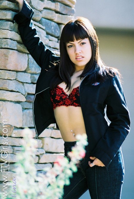 Foxy Lady снимает лифчик и трусики, ее маленькие, стоячие груди подпрыгивают от радости: они наконец на свободе