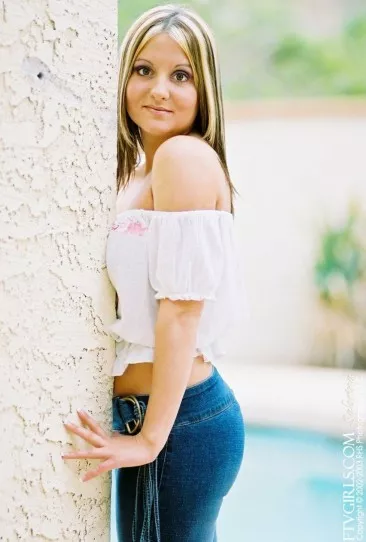 Бесстыдная цыпочка Nicole Parks в белой майке снимает джинсы у бассейна