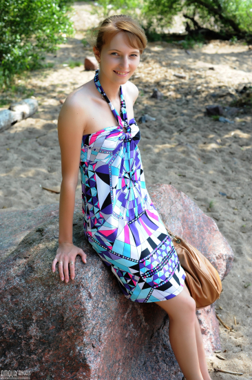 Красивая девушка разделась до гола