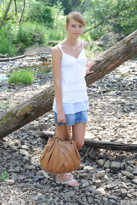 Разделась до гола в лесу, UHD