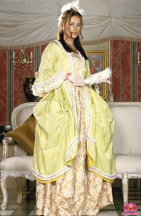 Грудастая красотка с волосатой пизденкой Kyla Cole снимает свое роскошное платье и белье