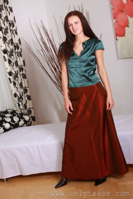 Необычайно стройная модель Andrea Drapelova снимает свою ультрадлинную юбку и шелковую блузку