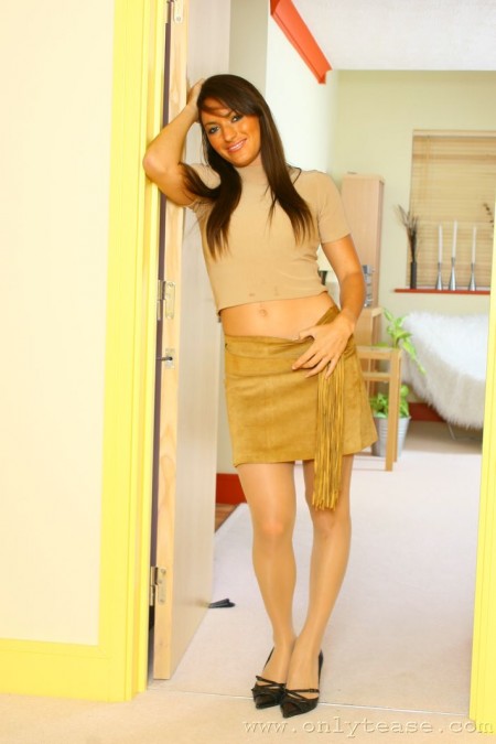 Просвечивающие чулки и черное белье на Cassie Carter, позирующей в дверном проеме