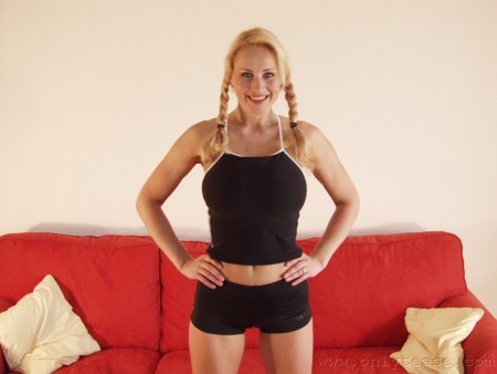 Спортивная куколка Katarina Nikita с косой раздевается и дает нам насладиться своей большой грудью