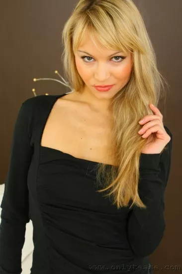 Модель в колготках и на каблуках Elena Nikulina показывает сексуальную грудь, раздеваясь