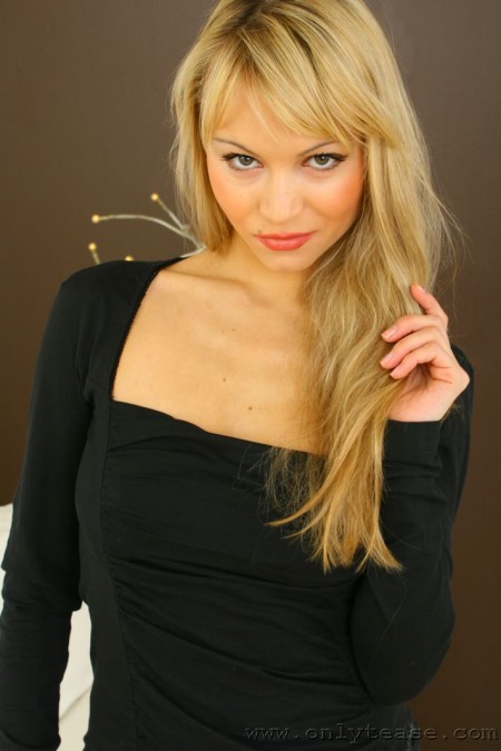 Модель в колготках и на каблуках Elena Nikulina показывает сексуальную грудь, раздеваясь