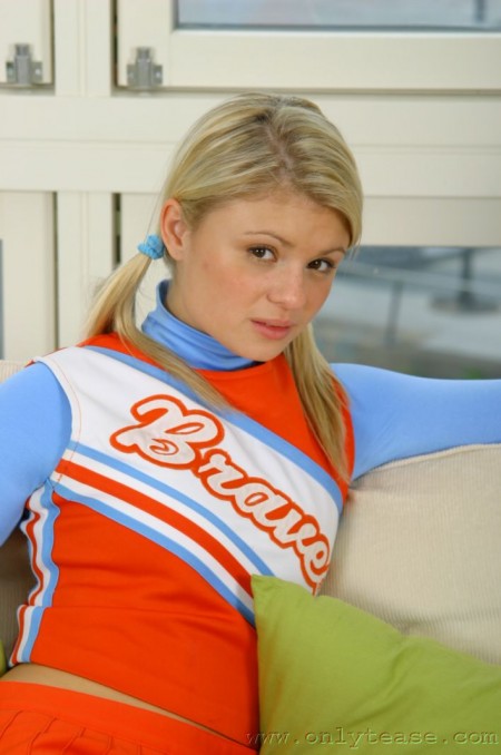 Сладкая блондинка с красивым личиком Charlotte Jacks делает стриптиз чтобы показать свои пухлые титьки