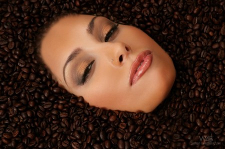 Милая брюнетка с гладкой кожей Anetta Keys пьет молоко обнаженной