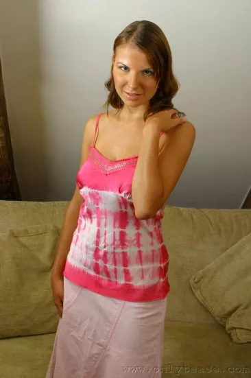 Сисястая Lucy B раздевается и показывает свое загорелое тело со всех сторон