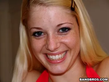 Худая горячая малышка Charlotte Stokely избавляется от одежды и трахается раком